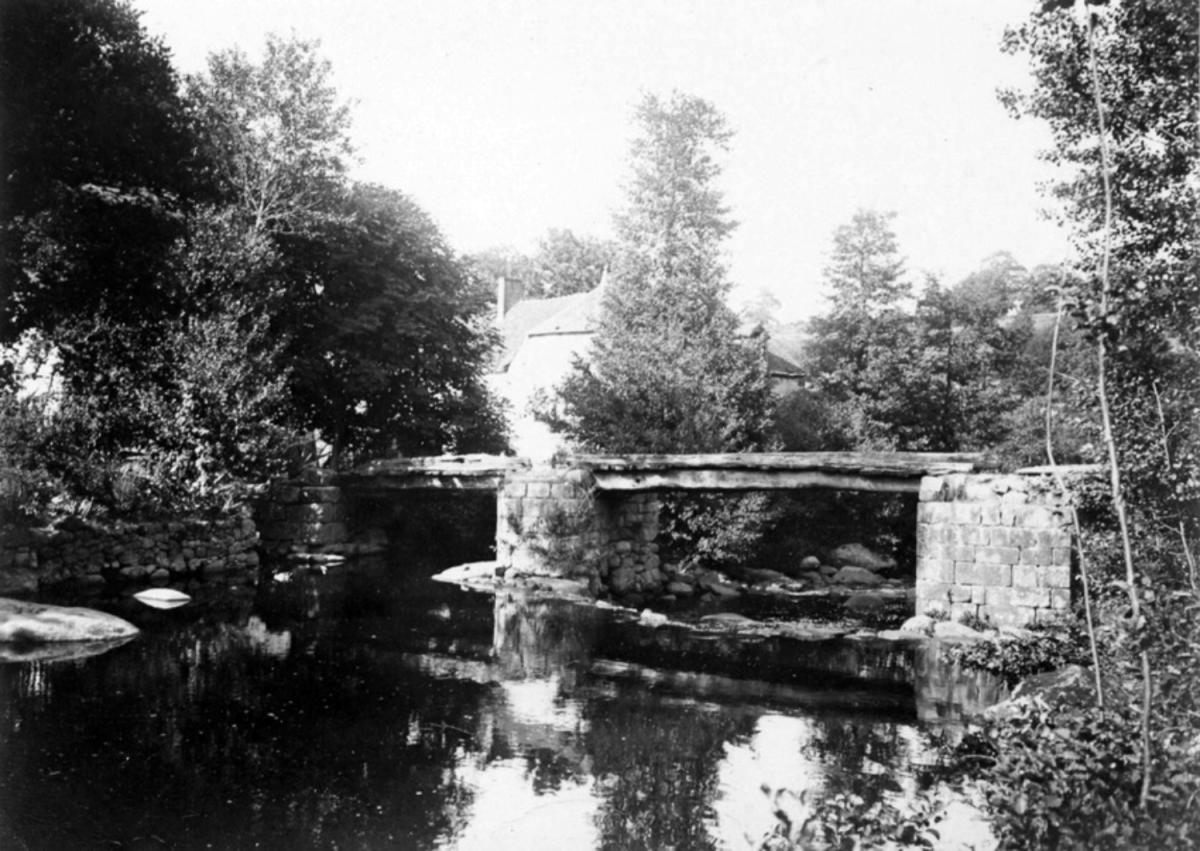 Peintres de l'école de Crozant Burty-Haviland Paul Paul Burty-Haviland - Ruisseau, un pont de bois, maisons, arbres, Crozant ? custom text