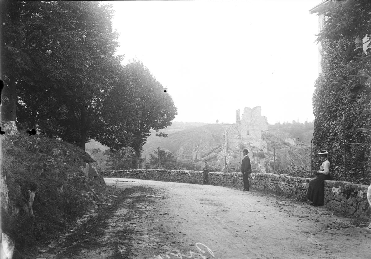 Peintres de l'école de Crozant Hubert Eugène Eugène Hubert - La tour carrée et ruines de la forteresse de Crozant, depuis la route montant au bourg custom text