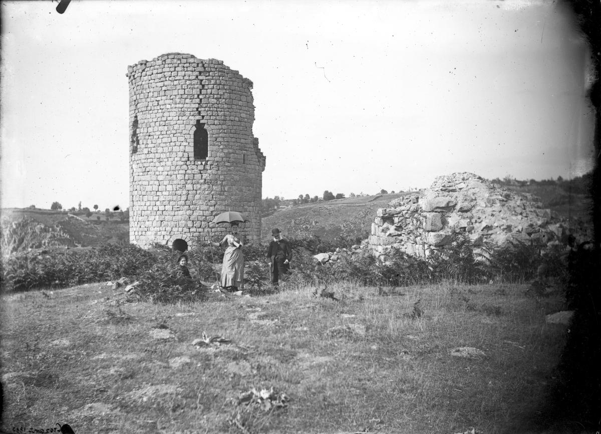 Peintres de l'école de Crozant Hubert Eugène Eugène Hubert - La tour du Renard de la forteresse de Crozant custom text