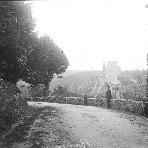 Peintres de l'école de Crozant Hubert Eugène Eugène Hubert - La tour carrée et ruines de la forteresse de Crozant, depuis la route montant au bourg custom text