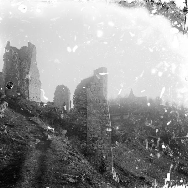 Peintres de l'école de Crozant Hubert Eugène Eugène Hubert - Ruines de la forteresse de Crozant, en direction de l'église Saint-Étienne custom text