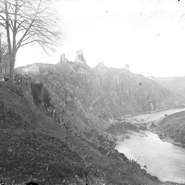 Peintres de l'école de Crozant Hubert Eugène Eugène Hubert - Les ruines de la forteresse de Crozant surplombant la vallée de la Creuse, côté est custom text
