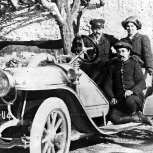 Peintres de l'école de Crozant Documents Francis Picabia au volant de sa Peugeot avec Gabrielle Buffet, 1911 custom text